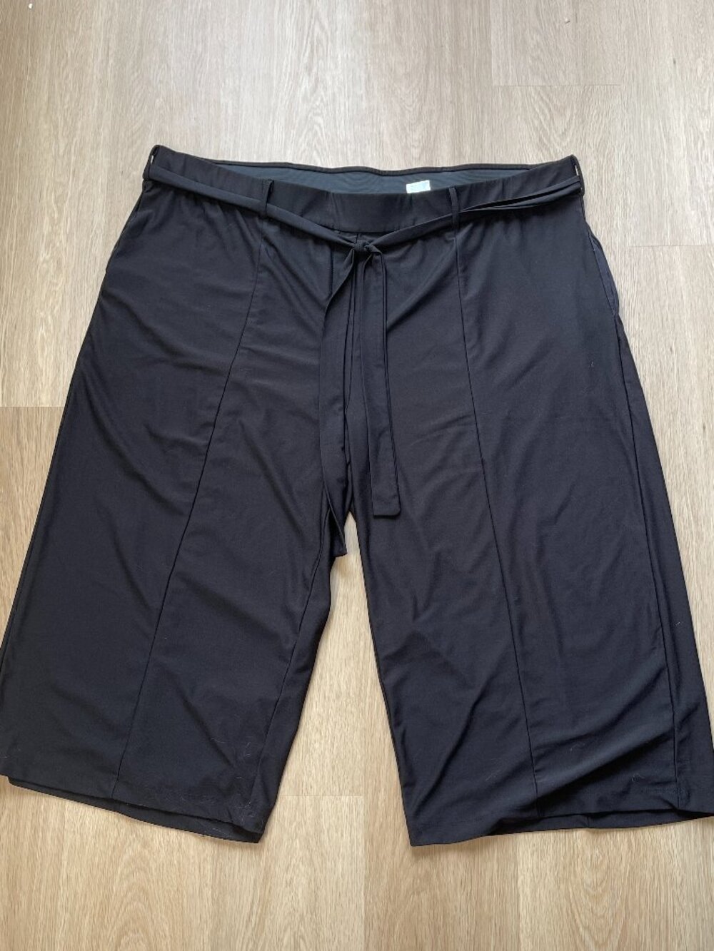 In Every Story Women’s 3X Black Capris